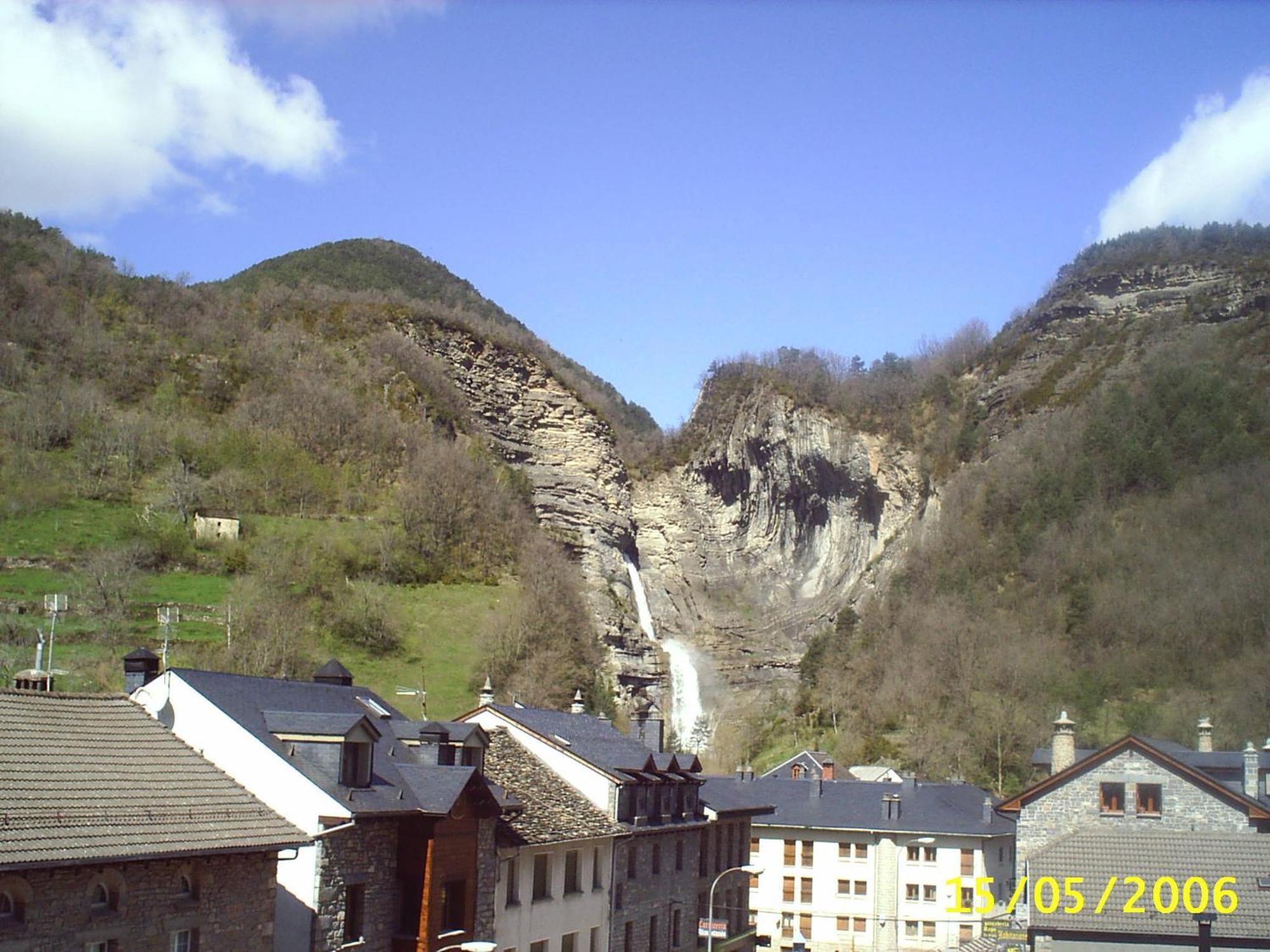 Gabarre Hotel Broto Bagian luar foto